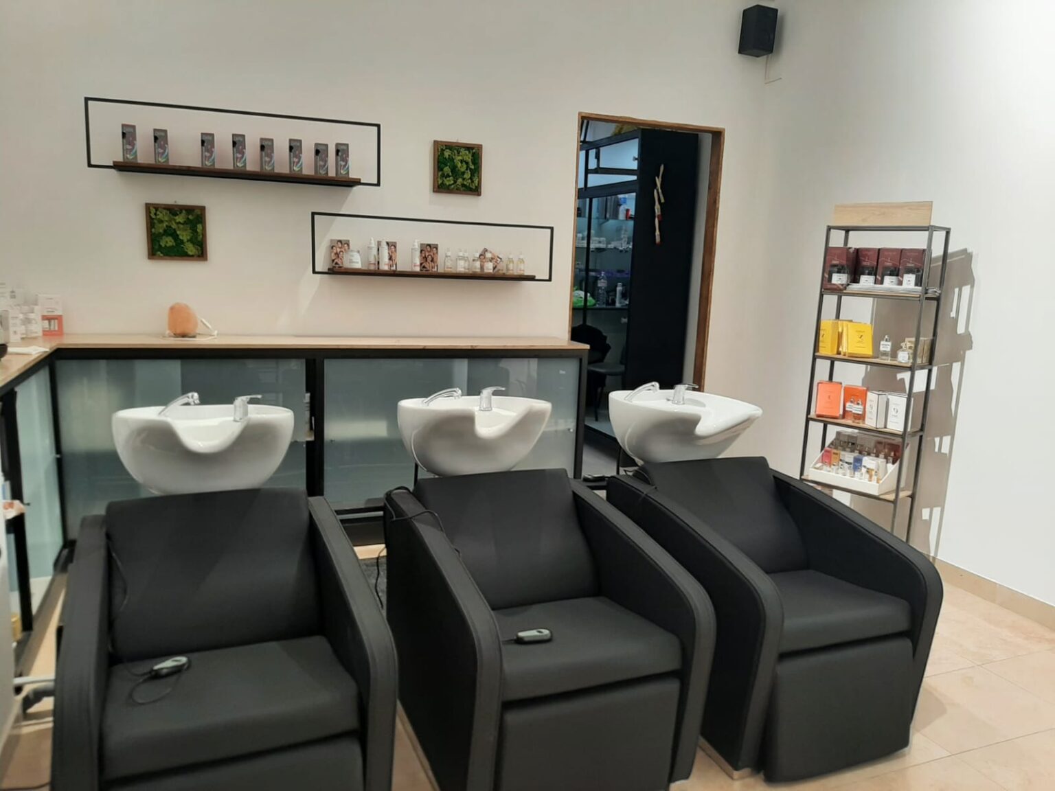 Tre poltrone da salone Lavatesta Neo Elettrico nere con lavandini bianchi